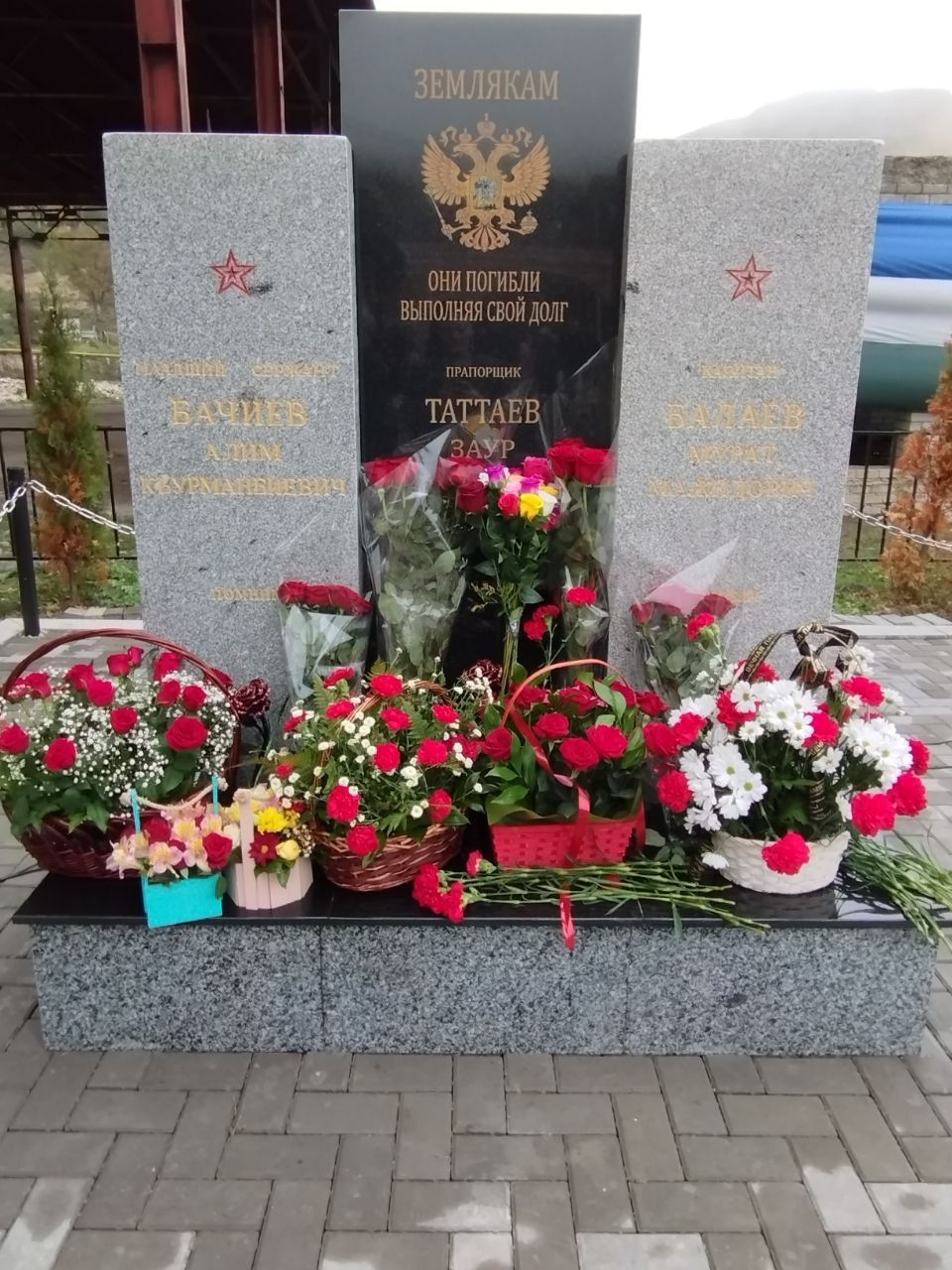 Открытие Памятника землякам, погибшим при проведении​ специальной военной операции на Украине Алиму Бачиву, Мурату Балаеву и погибшему в Сирийской Арабской Республике Зауру Таттаеву​ состоялось в с.п.Кенделен
