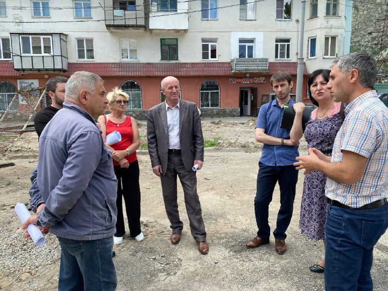 Под руководством первого заместителя главы районной администрации Арслана Улимбашева прошло выездное совещание о ходе капитального ремонта в Лицее №1 им. К.С. Отарова в г.п.Тырныауз