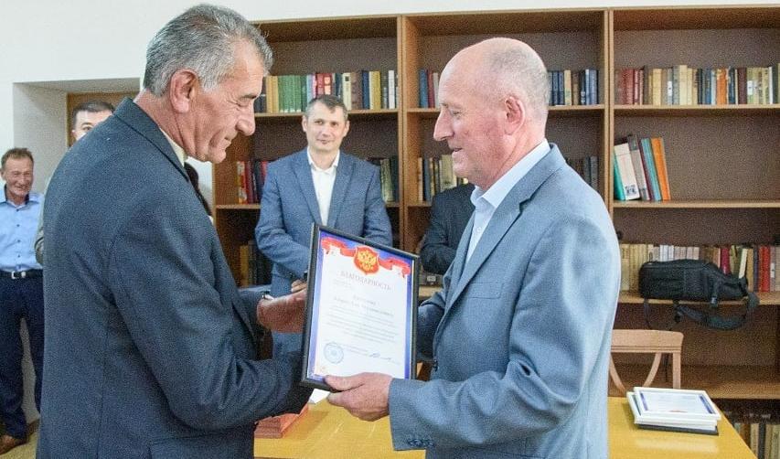 В честь профессионального праздника "Дня социального работника " в торжественной обстановке были награждены грамотами и благодарностями работники социальной сферы ГКУ КЦСОН Эльбрусский муниципальный район МТиСЗ и ГКУ ЦТЗСЗ Эльбрусского района .