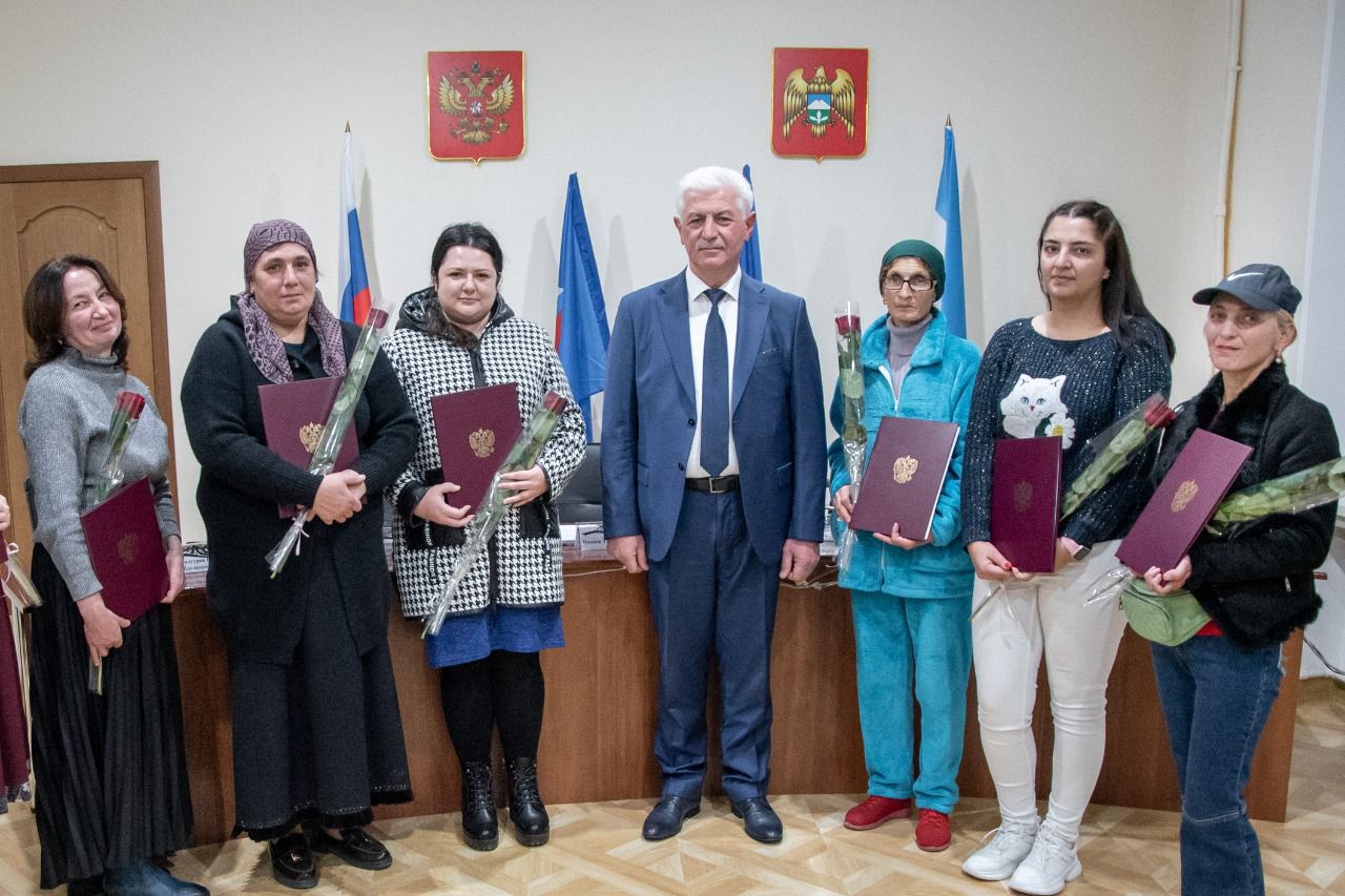 Вручили договора социального найма 