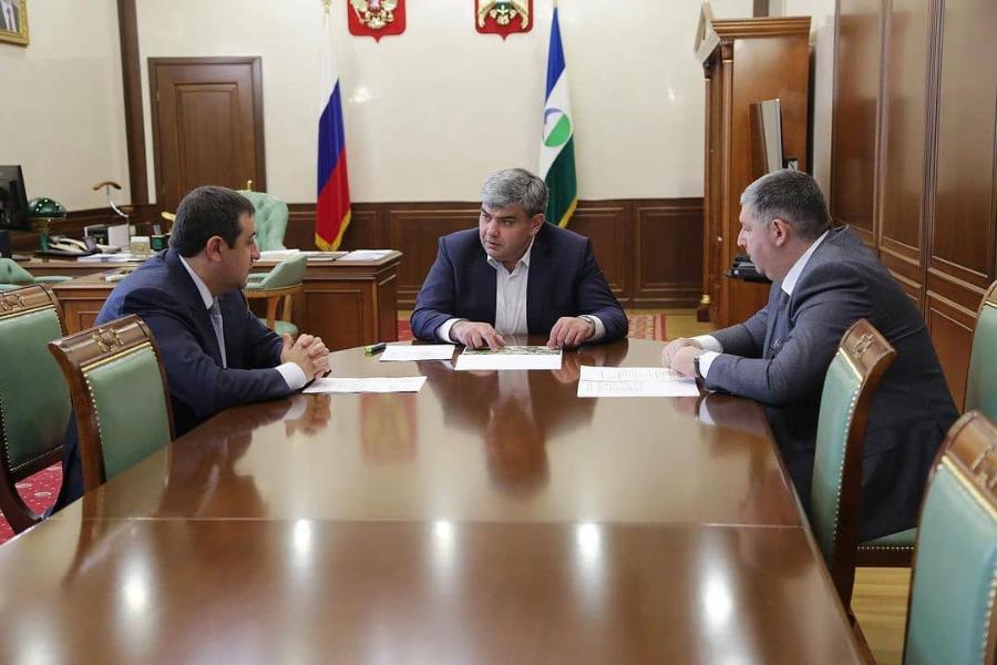 Провел рабочее совещание по предстоящему капремонту Республиканской детской клинической больницы. Ознакомился с эскизным проектом.