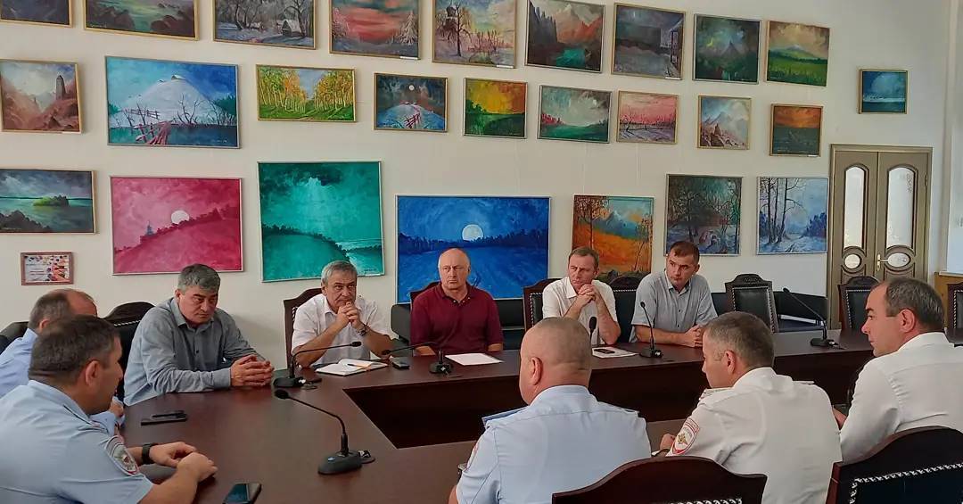 Сегодня и.о. главы местной администрации Эльбрусского муниципального района Курман Соттаев провёл оперативное совещание с главами поселений и сотрудниками ОМВД России по КБР в Эльбрусском