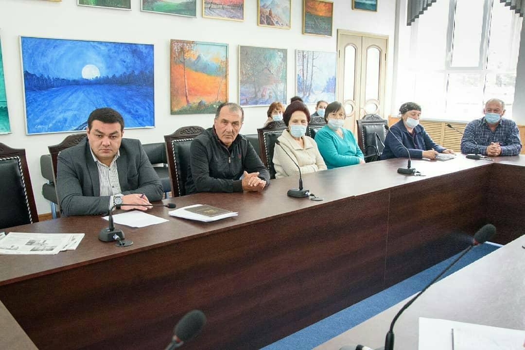 В местной администрации Эльбрусского муниципального района состоялся личный приём граждан и. о. главы Курмана Соттаева совместно с руководителем фонда "Региональный оператор капитального ремонта многоквартирных домов КБР" Мустафиром Кулиевым.