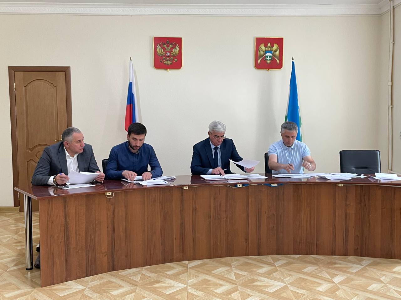 Сегодня глава администрации Эльбрусского района Мухтар Отаров провёл заседание Комиссии по мобилизации доходов в бюджетную систему, контролю за соблюдением финансовой и налоговой дисциплины.