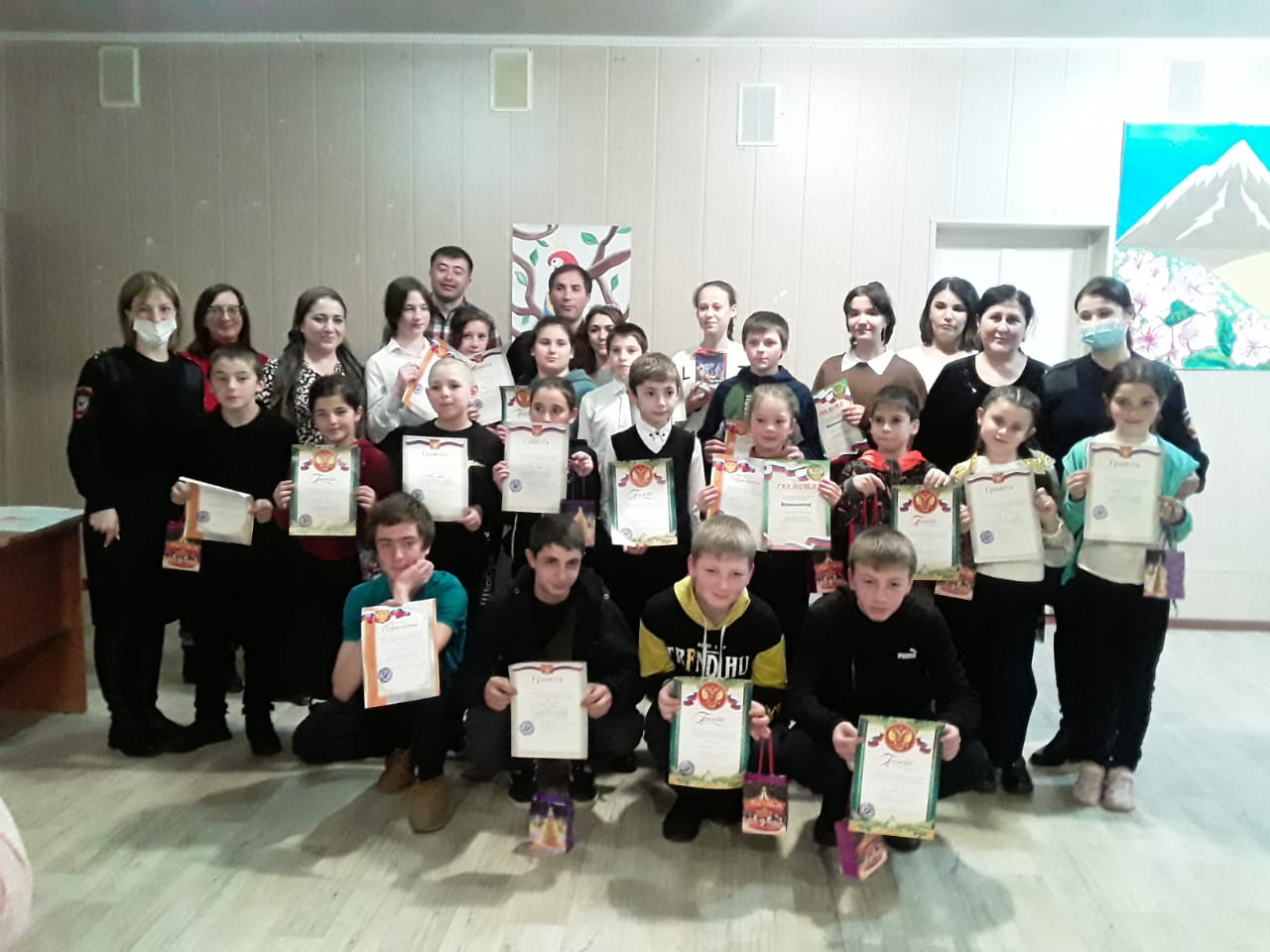 В рамках муниципальной программы «Профилактика правонарушений в Эльбрусском муниципальном районе на 2021-2023 годы», в стенах МБУ ДО «Центра развития творчества детей и юношества» г.п. Тырныауза прошла творческая спартакиада «Волшебный мир руками детей»
