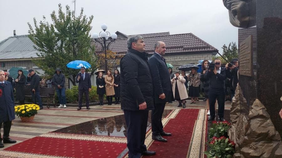 На площади перед дворцом культуры селения Дыгулыбгей городского округа Баксан в торжественной обстановке открыт памятник советскому, российскому государственному и политическому деятелю Валерию Кокову, которому сегодня исполнилось бы 80 лет.