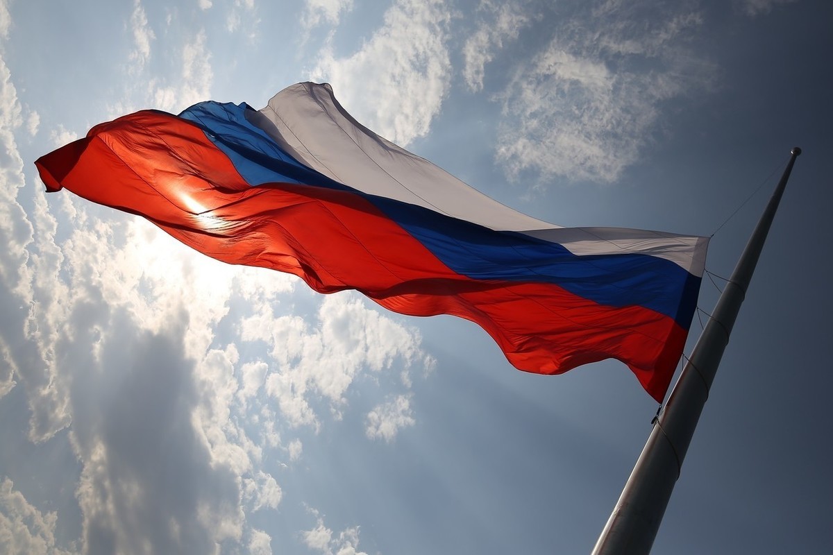Уважаемые жители и гости Эльбрусского района! Искренне поздравляю вас с важным и значимым праздником– Днем Государственного флага Российской Федерации.