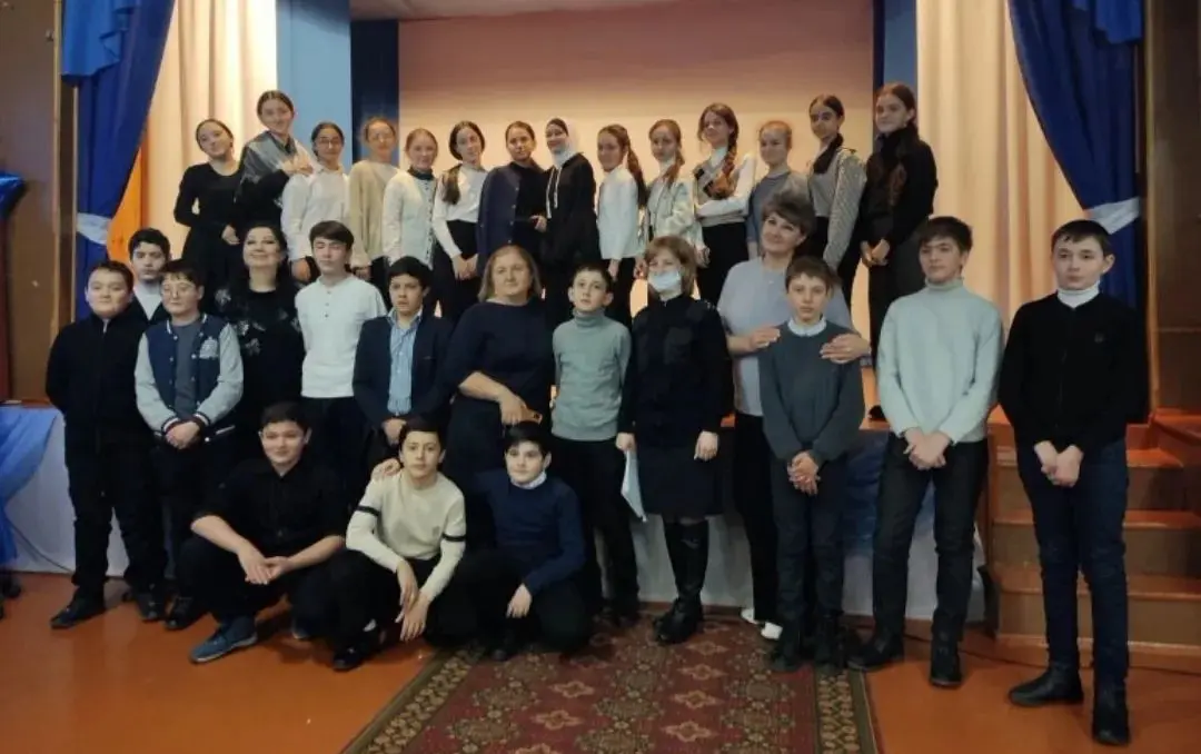 Инспекторы ПДН Эльбрусского района напомнили школьникам о вреде наркотиков Сотрудники  Отдела МВД России по Эльбрусскому району побывали в МОУ «Лицей №1 им.К.С. Отарова» и провели со школьниками профилактическую беседу.