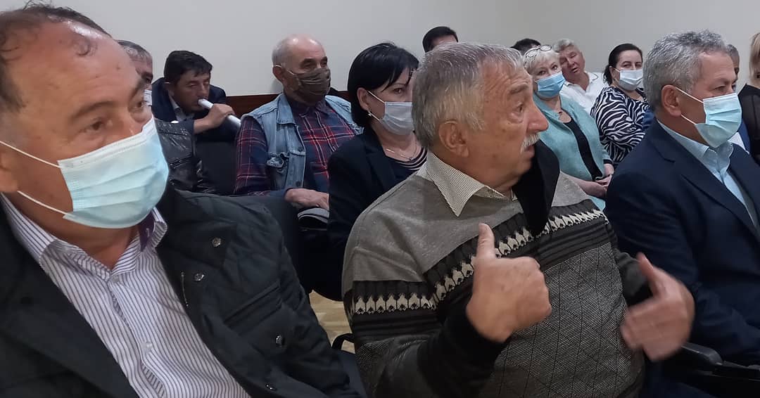 27 июля в г.п. Тырныауз Эльбрусского муниципального района прошло собрание , по проведению информационно-разъяснительной работы с жителями, активом и депутатами совета местного самоуправления по иммунизации населения в целях профилактики COVID-19